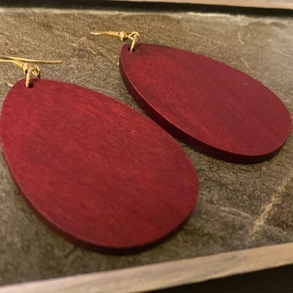 ♥️💛‼️NWOT Artisan Burgundy Wooden Drop Earrings with Gold Posts